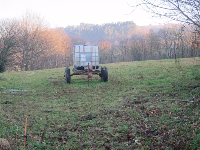 Un remolque de un tractor en el campo asturiano.