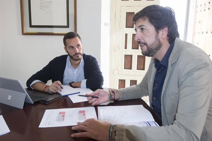 El responsable del área de Transición Ecológica y Desarrollo Urbano Sostenible de la Diputación, Mario Fernández, junto al alcalde de San José del Valle, Antonio González Carretero, en una imagen de archivo