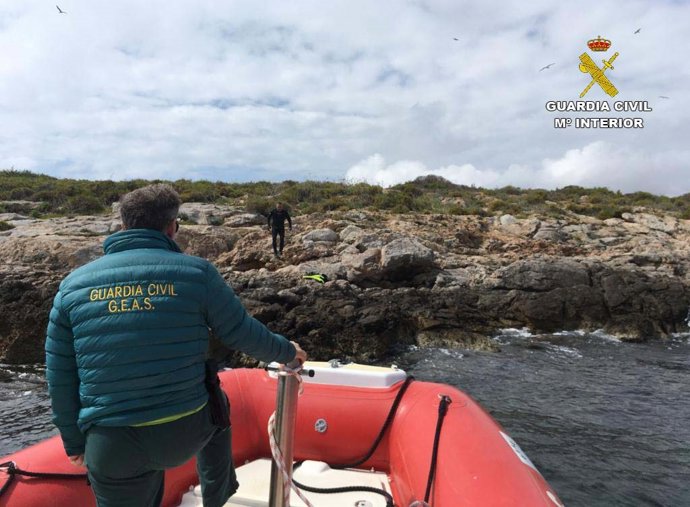 Agente del GEAS detiene a un joven por bañarse en el mar incumpliendo el estado de alarma