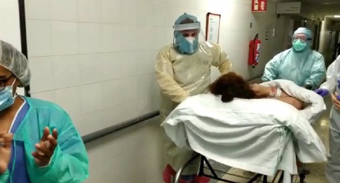 Alta en UCI de la primera paciente que ingresó en esa unidad en el Hospital Regional de Málaga