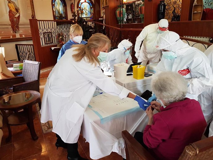 La alcaldesa, Ángeles Muñoz participa como médico en la toma de muestras de test de coronavirus