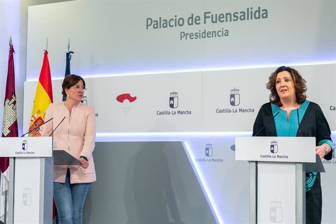 La portavoz de C-LM, Blanca Fernández y la consejera de Economía, Patricia Franco.