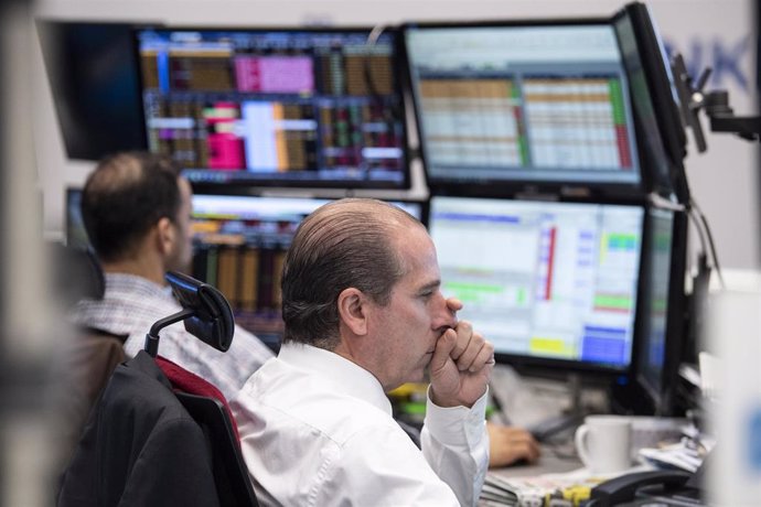 12 March 2020, Hessen, Frankfurt_Main: Stock traders look at monitors in the trading room of the Frankfurt Stock Exchange. Germany's DAX index of 30 blue-chip companies has dropped below 10,000 points for the first time since mid-2016. Photo: Boris Roes