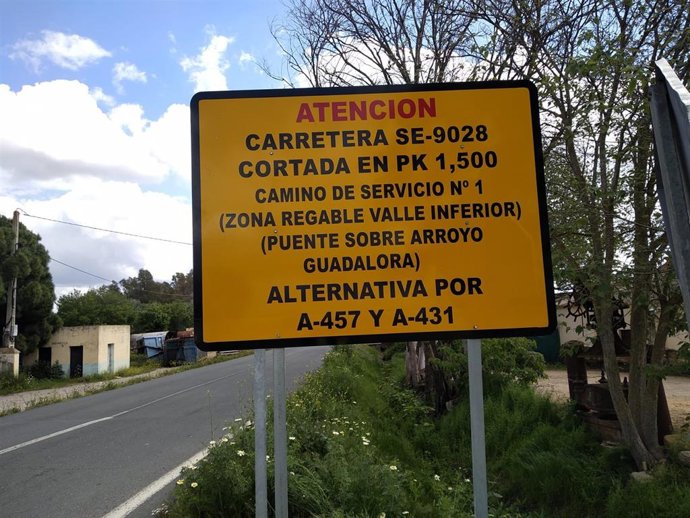 Cartel de aviso corte de carretera por las obras del puente sobre el Guadalora