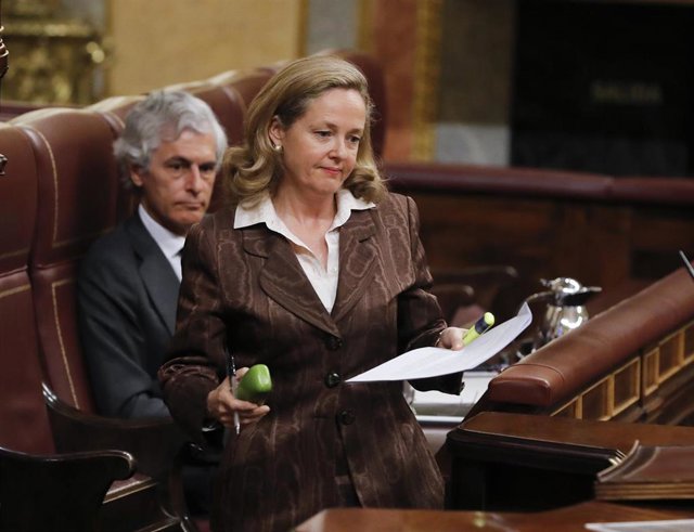 La vicepresidenta tercera del Gobierno y ministra de Asuntos Económicos y Transformación Digital, Nadia Calviño, interviene durante la primera sesión de control al Ejecutivo celebrada en el Congreso desde que se declaró el estado de alarma