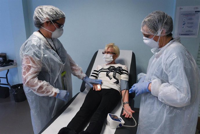 Personal sanitario atiende a una paciente en un hospital de Francia