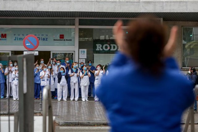 Sanitarios aplauden en la Fundación Jiménez Díaz de Madrid el 7 de abril de 2020