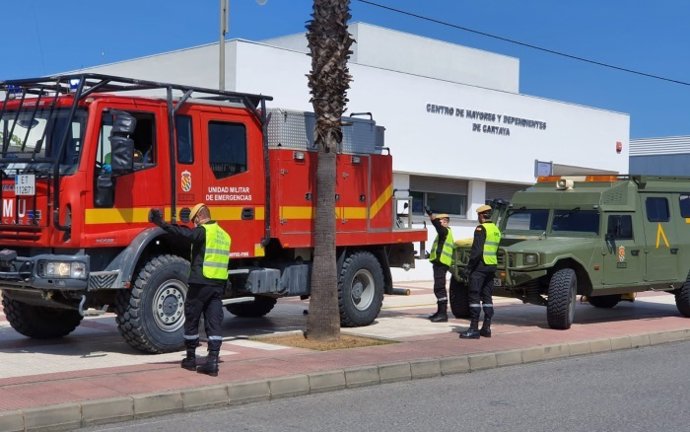 Efectivos de la UME, en el centro de mayores y dependientes de Cartaya.