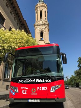 Autobús urbano eléctrico en la calle