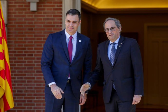 (I-D) El presidente del Gobierno, Pedro Sánchez, recibe a la delegación designada por el Govern de Cataluña encabezada por el president de la Generalitat, Quim Torra, para la primera reunión de la mesa de diálogo entre el Gobierno de España y el Govern 