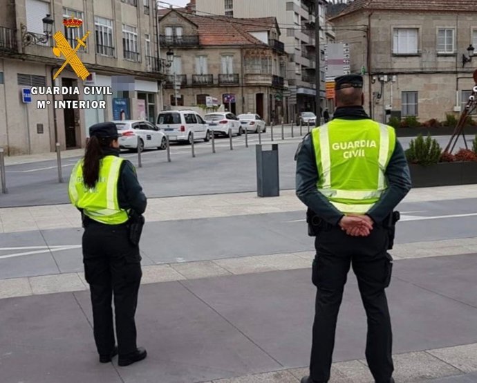 Dos agentes de la Guardia Civil
