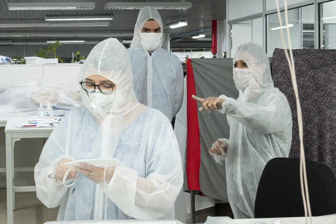 Visita del presidente de Gobierno, Pedro Sánchez, al taller de costura de El Corte Inglés donde realizan mascarillas, en Madrid a 15 de abril de 2020