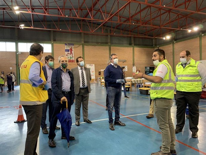 Juan Espadas, acompañado de miembros de su gobierno, visita unas intalaciones para personas sin hogar en Sevilla