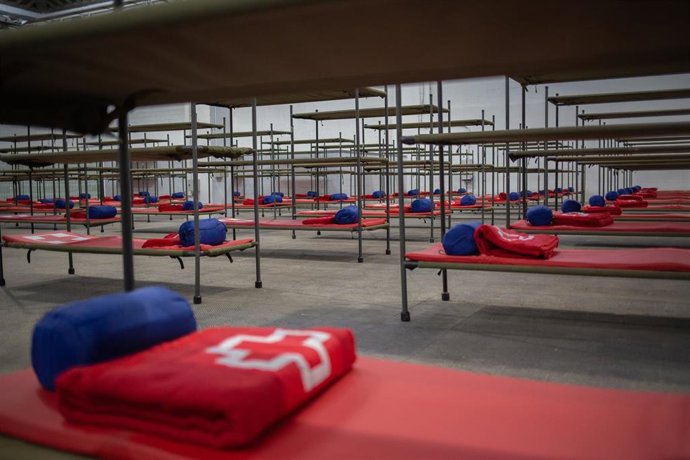 Camas equipadas en el pabellón de la Fira de Barcelona habilitado para acoger a personas sin hogar en plena crisis del coronavirus