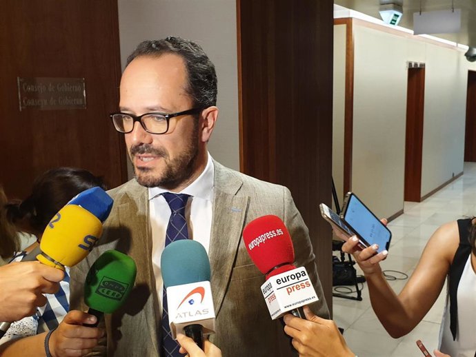 El diputado  de Vox Ignacio Blanco atiende a los medios.