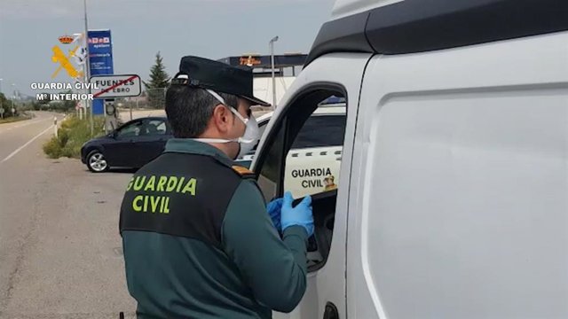 Un agente de la Guardia Civil en un control