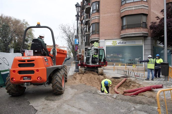 Varios obreros trabajan en las obras de Plaza de España