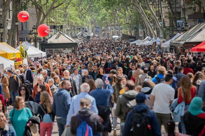 Las Ramblas de Barcelona se llenan de personas para disfrutar del día de Sant Jordi