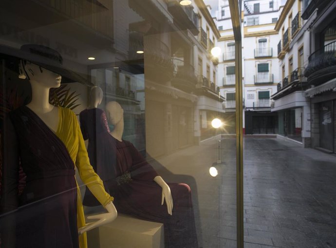 Calles comerciales del centro de Sevilla con las tiendas cerradas por el estado de alarma.