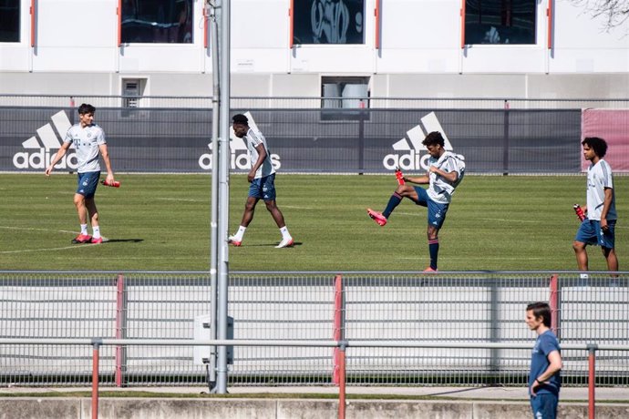 Los jugadores del Bayern Múnich entrenan durante el periodo de aislamiento
