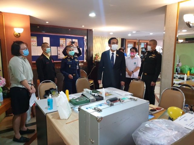 El general Prayuth en una visita a funcionarios durante el confinamiento por el coronavirus