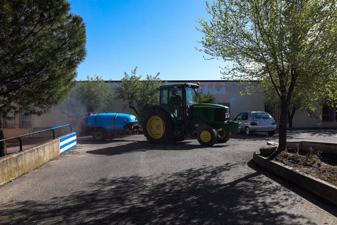 Un agricultor montado en su tractor desinfecta las calles del municipio madrileño Campo Real donde además desinfectará el Centro de Salud Campo Real, y la Residencia y Centro De día municipal de Campo Real. En Campo Real (Madrid), a 2 abril de 2020.