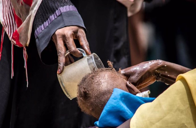 Sudaneses toman medidas de prevención contra el coronavirus en un centro de salud en la capital de Sudán, Jartum