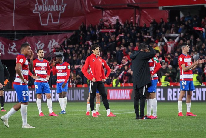 Los jugadores del Granada saludan a su afición tras caer eliminados en las semifinales de la Copa del Rey ante el Athletic