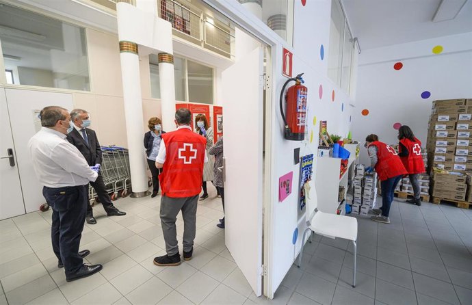 El lehendakari, Iñigo Urkullu, se ha acercado este mediodía, junto a la consejera de Empleo y Políticas Sociales, Beatriz Artolazabal, y la viceconsejera de Políticas Sociales, Lide Amilibia, a la sede de Cruz Roja Euskadi.