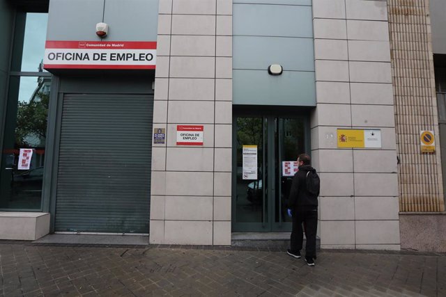 Un hombre entra por la puerta de una Oficina de Empleo ubicada en Ronda de las Provincias, número 7, de la capital