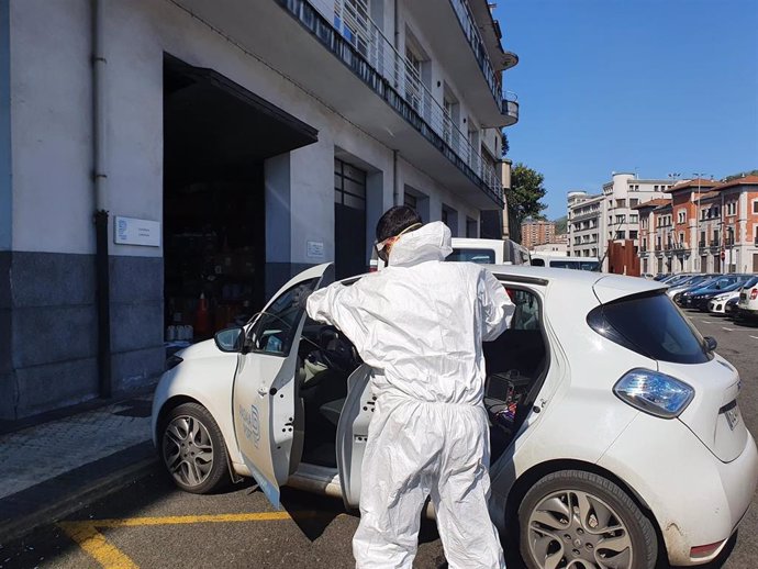 Desinfectan un coche en el puerto de Pasaia (Gipuzkoa)