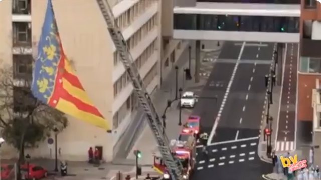 Bomberos de València despliegan una senyera en el Hospital Clínico para animar a pacientes y sanitarios