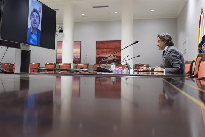 El presidente del Parlamento de Canarias, Gustavo Matos, en una reunión telemática con el presidente de Ashotel, Jorge Marichal, durante el estado de alarma