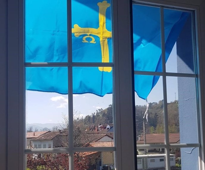Bandera de Asturias en una ventana de Villamayor en Piloña (Asturias).