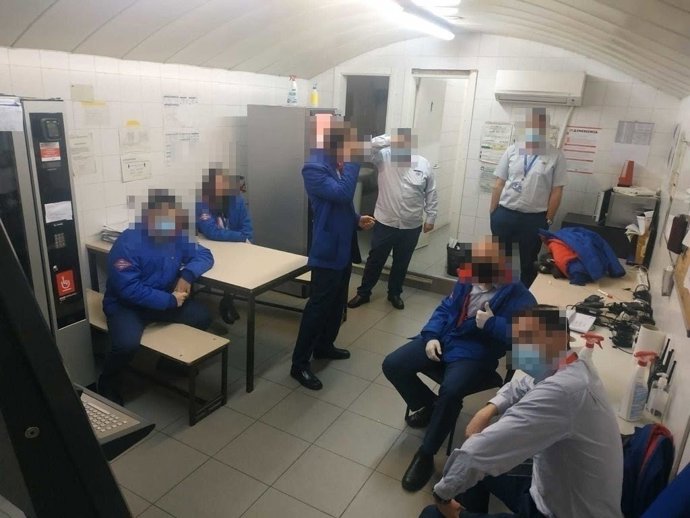 Un grupo de empleados de Metro de Madrid en una sala del suburbano.