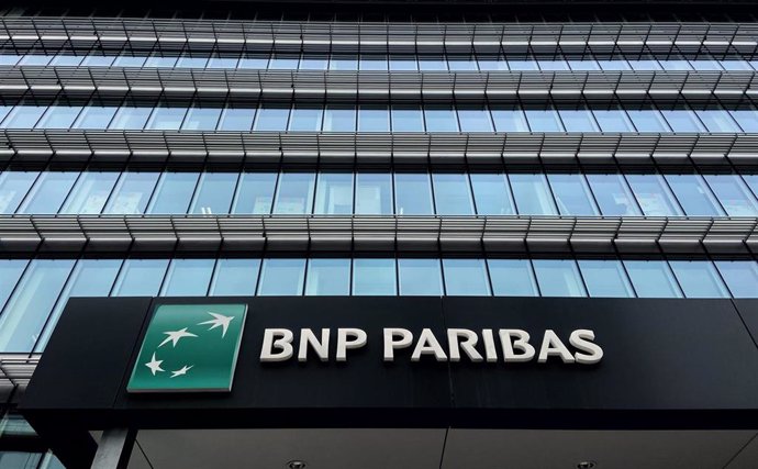 Logo y letras de BNP Paribas en la entrada a la sede en Madrid del Banco BNP Paribas en la Calle Hermanos Bécquer n 3, en Madrid (España) a 10 de febrero de 2020
