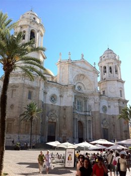 Terrazas de bares en la plaza de la Catedral de Cádiz