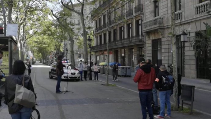 El tenor David Alegret canta para los confinados ante un hotel en Barcelona