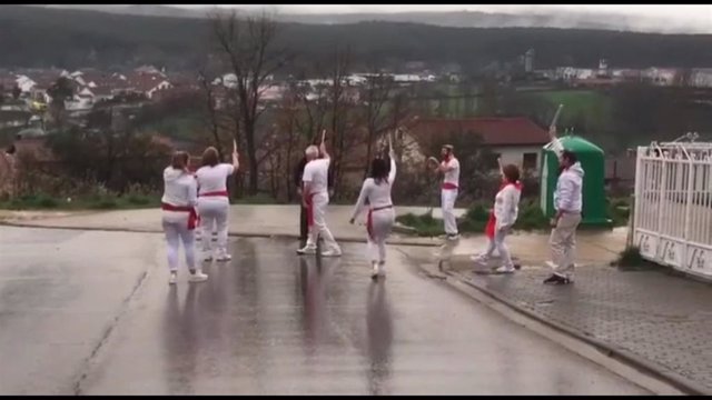 Captura del vídeo en el que se ve a ocho vecinos de Covaleda (Soria) simulando un encierro.