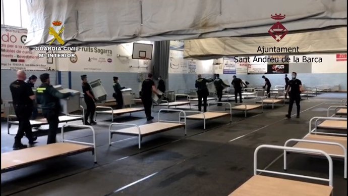 La Guardia Civil colabora en instalar un hospital de campaña en un polideportivo de Sant Andreu de la Barca (Barcelona)