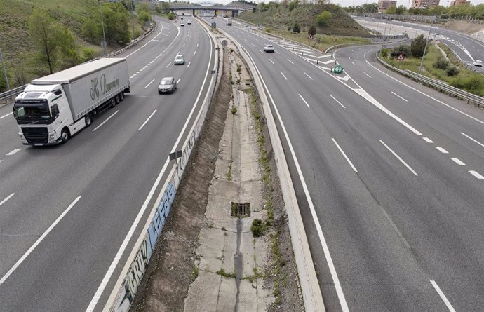 Carretera M-40 a la altura del barrio de Vallecas, en Madrid durante este lunes 13 de abril