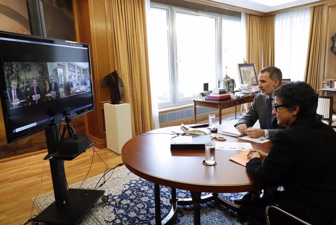 El Rey y la ministra de Asuntos Exteriores, UE y Cooperación, en videoconferencia con embajadores españoles