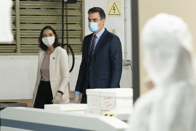 Pedro Sánchez y Reyes Maroto, durante su visita a los talleres de confección que El Corte Inglés tiene en Madrid y que ha reconvertido para confeccionar mascarillas de protección