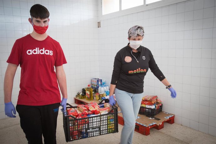 Reparto de alimentos adquiridos por el Ayuntamiento de Mairena del Aljarafe para familias vulnerables