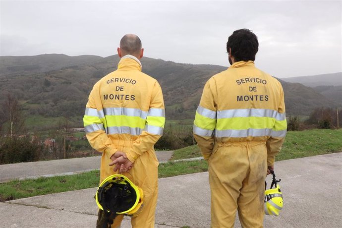 Activos dos incendios forestales de los 11 provocados en las últimas horas en Cantabria 