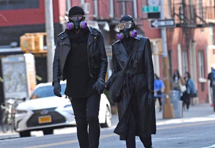 Una pareja pasea por Nueva York con máscaras por el coronavirus