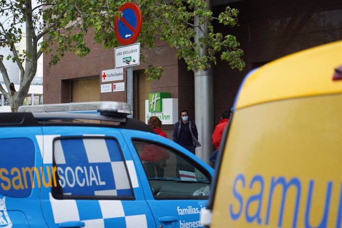 Vehiculos del Samur Social junto al hotel Holiday Inn Madrid-Las Tablas que acogerá a personas sin hogar con síntomas leves de coronavirus.