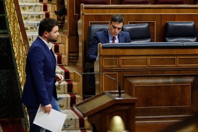 El diputat d'ERC,  Gabriel Rufián, passa davant el president del Govern, Pedro Sánchez, després de la seva intervenció en el ple celebrat aquest dijous al Congrés.