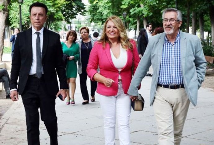 José Ortega Cano al lado de su familia