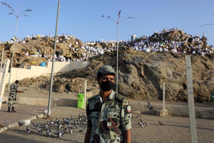 Un soldado de Arabia Saudí frente al monte Arafat durante la peregrinación a La Meca